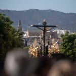 CÓRDOBA, 10/04/2022.- El crito del Amor baja del popular barrio del Cerro de Córdoba, con la Mezquita al fondo , hoy Domingo de Ramos .EFE/ Rafa Alcaide