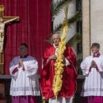 El Papa Francisco, ayer, con la palma enviada desde Elche