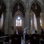 Varios nazarenos en la misa entes de la procesión de la Borriquita en la catedral de La Almudena, a 10 de abril de 2022, en Madrid (España). Tras dos años interrumpida a causa de la pandemia, la Semana Santa vuelve a las calles de España con sus tradicionales procesiones y festejos. La tradicional procesión de La Borriquita se celebra el Domingo de Ramos, fecha destacada para conmemorar la entrada de Jesús de Nazaret en Jerusalén. 10 ABRIL 2022;PROCESIÓN;TRADICIÓN;DEVOCIÓN;RELIGIOSIDAD;RELIGIÓN;PALMAS; Jesús Hellín / Europa Press 10/04/2022