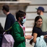 Un hombre pasea con una mascarilla