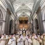 Salida procesional del trono de María Santísima de Lágrimas y Favores en las Cofradías Fusionadas, en el inicio de la Semana Santa de Málaga, en el que el actor malagueño Antonio Banderas participa como mayordomo de Trono este Domingo de Ramos.