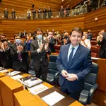El presidente de Castilla y León electo, Alfonso Fernández Mañueco, recibe el aplauso de la bancada del PP tras recibir el apoyo mayoritario de las Cortes regionales