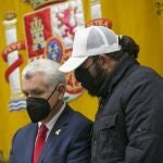 El hermano mayor de El Rico, Ramón Varea, con el preso indultado este año en Málaga