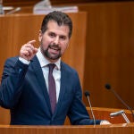 El portavoz del Grupo Parlamentario Socialista en las Cortes de Castilla y León, Luis Tudanca, interviene durante el pleno del debate de investidura