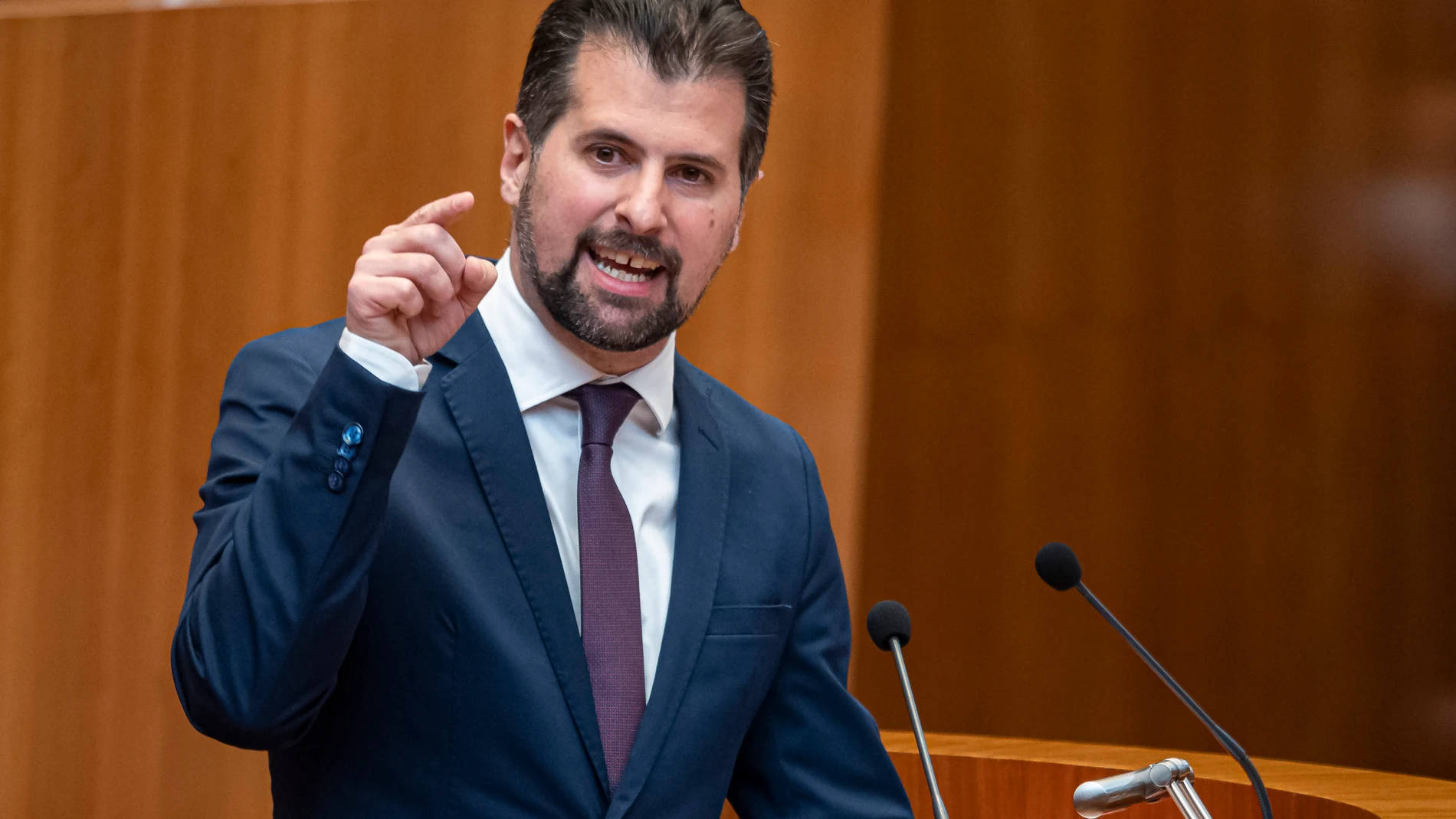 El portavoz del Grupo Parlamentario Socialista en las Cortes de Castilla y León, Luis Tudanca, interviene durante el pleno del debate de investidura