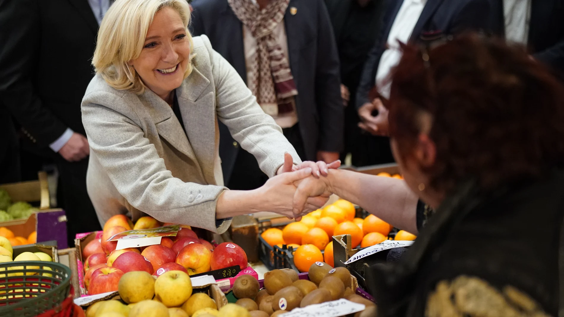 Le Pen se dedicó a recorrer Francia de punta a punta transitando aquellos mercados populares en los que Chirac basó su popularidad