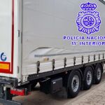 Imagen de un camión con la lona rajada