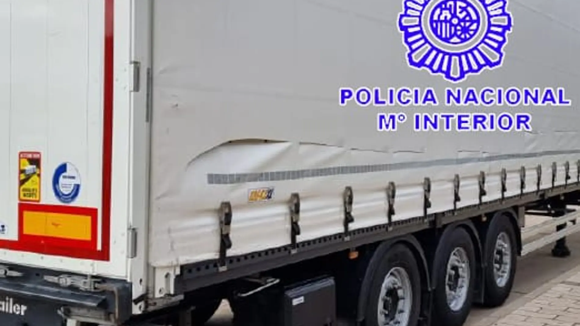 Imagen de un camión con la lona rajada