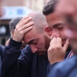 Dos costaleros de la Hermandad de San Benito emocionados tras la suspensión de Estación de Penitencia, en la Semana Santa de Sevilla de 2022