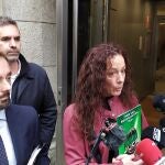 El abogado y presidente de Convivencia Cívica Catalana Ángel Escolano, el portavoz de Hablamos Español Alejandro Navarro y la secretaria de Jucil en Barcelona Milagros Cívico. EUROPA PRESS