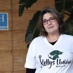 Esther Salinas, portavoz de la Asociación Kellys Unión Sevilla (AKUS), posa delante de un hotel de la ciudad
