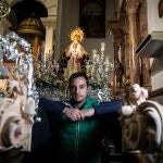 Pablo Martin, encargado del paso de la virgen Hermandad de Medinaceli en la Basilica de Jesus de Medinaceli