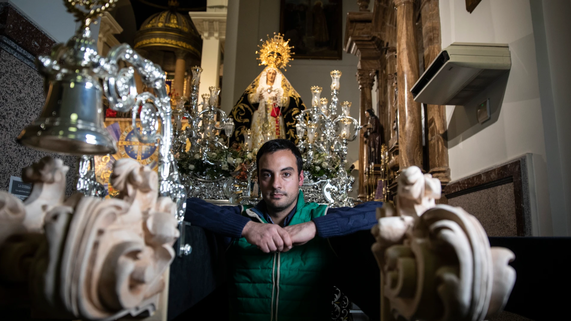 Pablo Martin, encargado del paso de la virgen Hermandad de Medinaceli en la Basilica de Jesus de Medinaceli