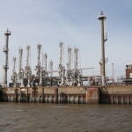 Instalaciones de una planta química en el puerto de Stade, al norte de Alemania, donde Berlín planea construir una planta regasificadora