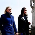 Las primeras ministra de Suecia, Magdalena Andersson (izda.) y Finlandia, Sanna Marin, el 13 de abril en Estocolmo