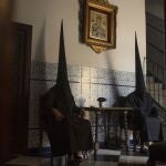 Dos penitentes de la Hermandad del Vía Crucis de Córdoba