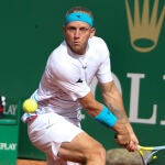 Alejandro Davidovich Fokina, a punto de golpear una pelota de revés