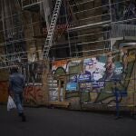 Un hombre camina junto a los carteles de la campaña presidencial en Marsella, al sur de Francia