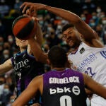 Tavares intenta atrapar un rebote en presencia de dos jugadores del Surne Bilbao Basket