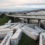 Centenares de contenedores han sido arrastrados lejos del puerto debido a las inundaciones.