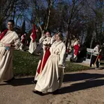 Varios cofrades, entre ellas mujeres, durante la procesión Juramento del Silencio, a 13 de abril de 2022, en Zamora