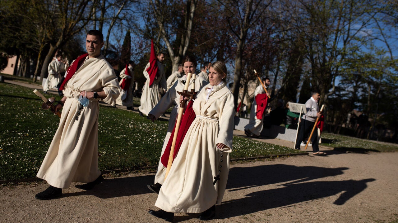 Las mujeres juran silencio y desfilan tras 97 años de espera en Zamora