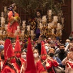 Varios nazarenos junto al paso de la samaritana del escultor Roque López, de la cofradía de la Sangre de Cristo en Murcia (los 'Coloraos') este miércoles en la iglesia de la Virgen del Carmen, tras conocerse que la directiva de la cofradía ordenase la suspensión de la procesión prevista para la tarde de este Miércoles Santo por las previsiones de fuertes lluvias