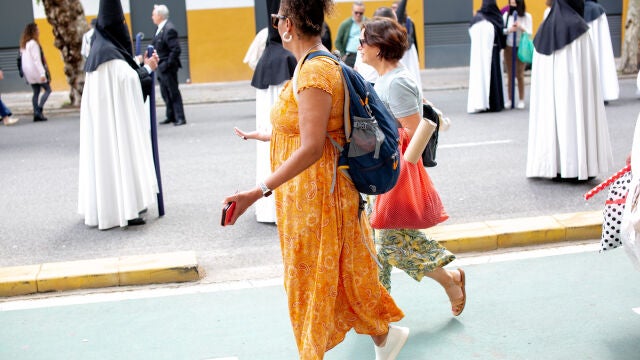 Dos turistas en la Semana Santa de Sevilla