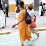Dos turistas en la Semana Santa de Sevilla