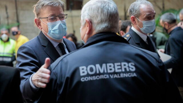 El president de la Generalitat, Ximo Puig, conversa con un bombero durante la presentación este miércoles de la campaña contra incendios forestales "Stop al foc"