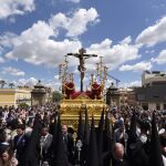 El Cristo de la Salud, a su paso por el puente de San Bernardo de Sevilla