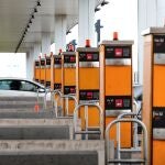 Varios vehículos cruzan el área de peaje de la autopìsta AP-7 en Sagunto (Valencia)