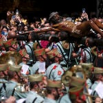 Legionarios del Tercio Gran Capitán, con sede en Melilla, llevan a hombros la figura del Cristo de la Buena Muerte y Ánimas mientras lo trasladan a la casa hermandad de la Cofradía de Mena este Jueves Santo en Málaga. EFE/Daniel Pérez