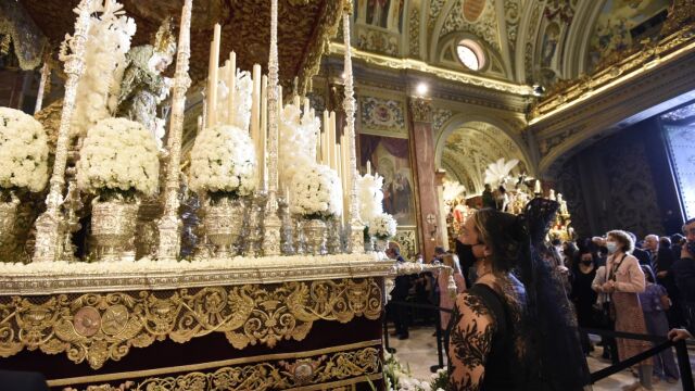 Los exornos florales de la Hermandad de la Macarena