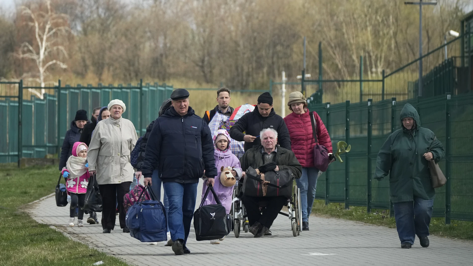 Refugiados cruzan la frontera de Ucrania por Medyka, en el sureste de Polonia, huyendo de la guerra