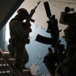 Miembros de la agencia de espionaje ucraniana SBU durante una redada para detener a un sospechoso de colaborar con Rusia en Jarkov