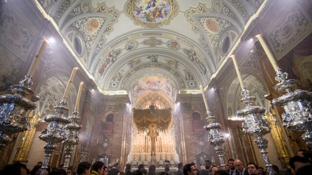 El paso de la Virgen de la Macarena en la salida de la procesión, esta Madrugá en Sevilla. EFE/ Raúl Caro