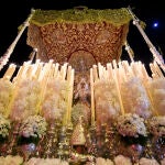 El paso de la Virgen de la Macarena en la salida de la procesión, esta Madrugá en Sevilla. EFE/ Raúl Caro