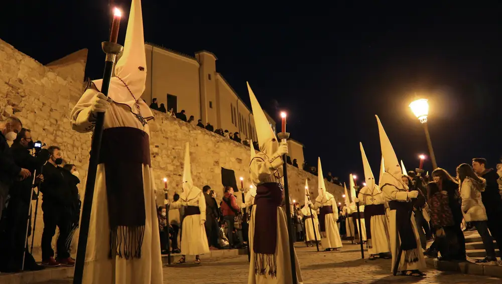 Un momento del desfile procesional de la Penitente de Jesús Yacente que ha recorrido hoy jueves las calles de Zamora