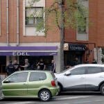 Agentes de la Ertzaintza custodian el lugar donde un grupo de aficionados del Betis ha sido atacado