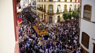 Hermandad de la Exaltaci&oacute;n por la calle Gerona en el Jueves Santo en la Semana Santa en Sevilla