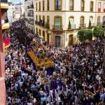 Hermandad de la Exaltación por la calle Gerona en el Jueves Santo en la Semana Santa en Sevilla