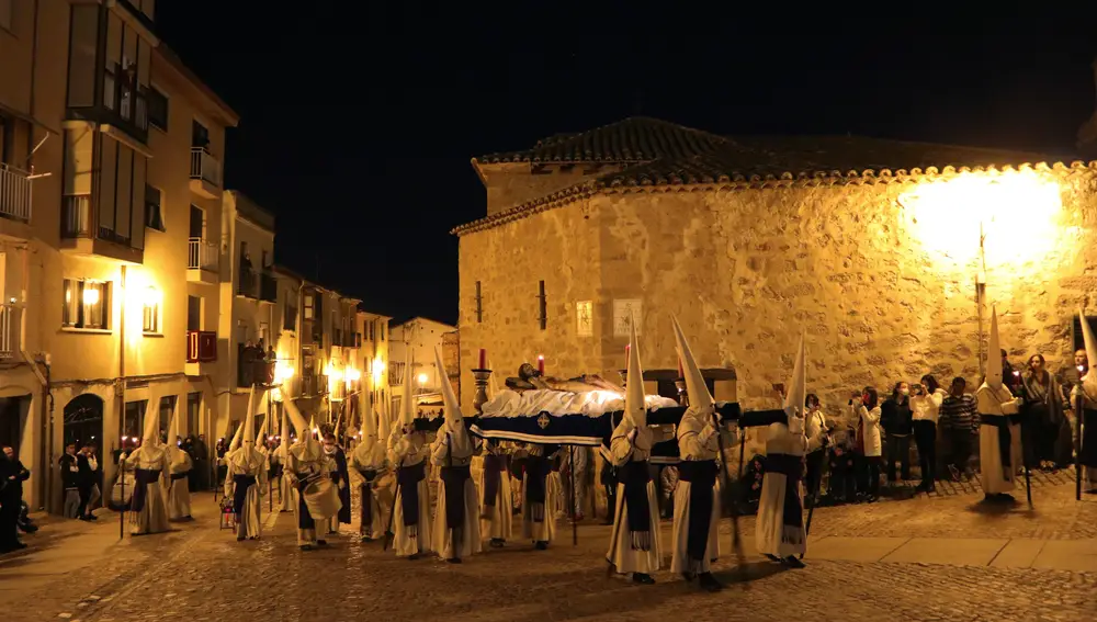 Un momento del desfile procesional de la Penitente de Jesús Yacente que ha recorrido hoy jueves las calles de Zamora