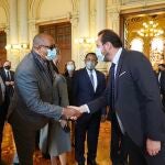 El alcalde de Valladolid, Óscar Puente, recibe a un grupo de más de doce embajadores que asisten al Pregón de las Siete Palabras este Viernes Santo en Valladolid