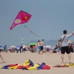 Pocas nubes, máximas en descenso en el litoral y viento variable flojo