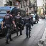 Agentes de los Mossos, en una calle del Raval