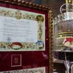 Piedra auténtica del Santo Sepulcro entregada por el Custodio de Tierra Santa y recibida por la Cofradía Santo Sepulcro Esperanza de la Vida de León en 2017. Junto a la reliquia, su certificado de autenticidad
