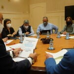 El presidente de la Diputación de Segovia, Miguel Ángel de Vicente, analiza junto a su equipo de gobierno el protocolo de actuación