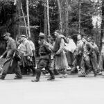 Traslado de prisioneros de un campo de concentración durante 1945