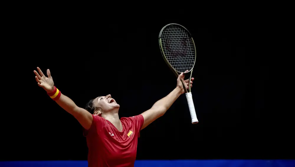 Den Bosch (Netherlands), 16/04/2022.- Sara Sorribes of Spain celebrates winning against Arantxa Rus of the Netherlands during their singles match at the Billie Jean King Cup qualifiers tie between the Netherlands and Spain, in Den Bosch, The Netherlands, 16 April 2022. (Tenis, Países Bajos; Holanda, España) EFE/EPA/Sander Koning